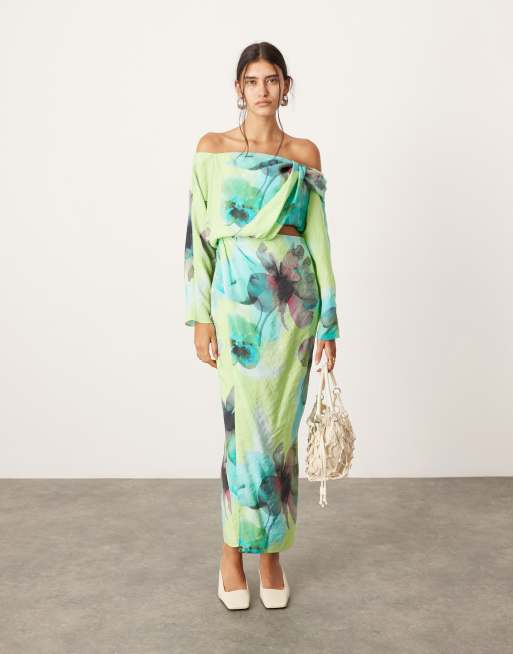 ASOS Edition – Sukienka maxi ze skręconym odsłoniętym ramieniem i wycięciem w duży kwiatowy wzór
