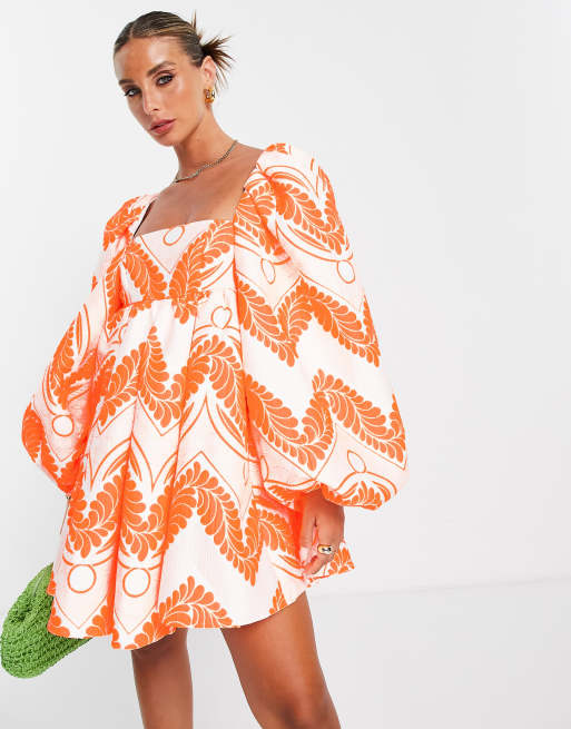 ASOS Edition – Sukienka mini z dekoltem karo i obszernymi rękawami z obcisłym mankietem, w neonowy żakardowy wzór