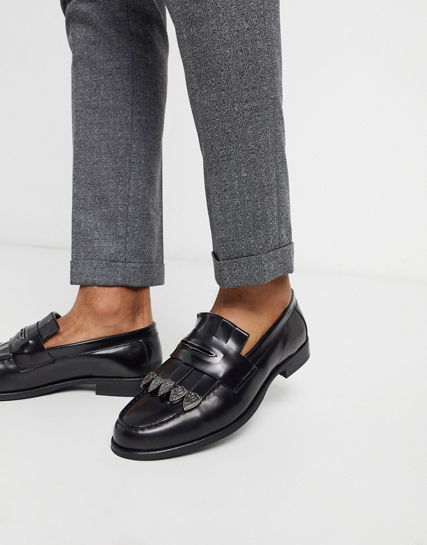 ASOS EDITION – Svarta krokodilmönstrade loafers i läderimitation med metalldetaljer