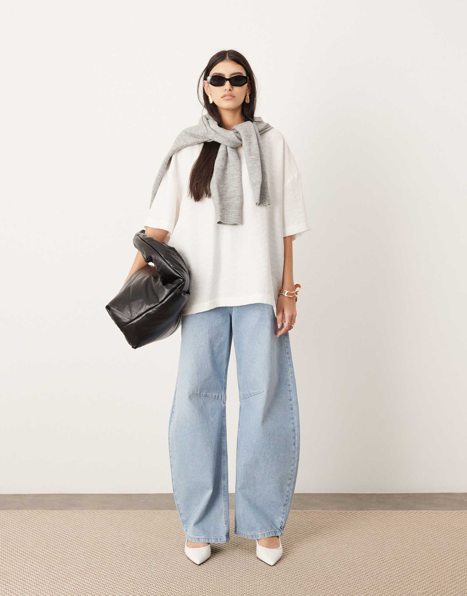 Джинсы-бочкообразки с завышенной талией от ASOS EDITION Sydney denim синего цвета с отбеливателем и стиркой 17190₽