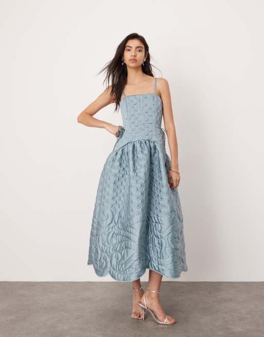 ASOS Edition – Szaroniebieska pikowana sukienka midi na cienkich ramiączkach z obniżoną talią w haftowany wzór