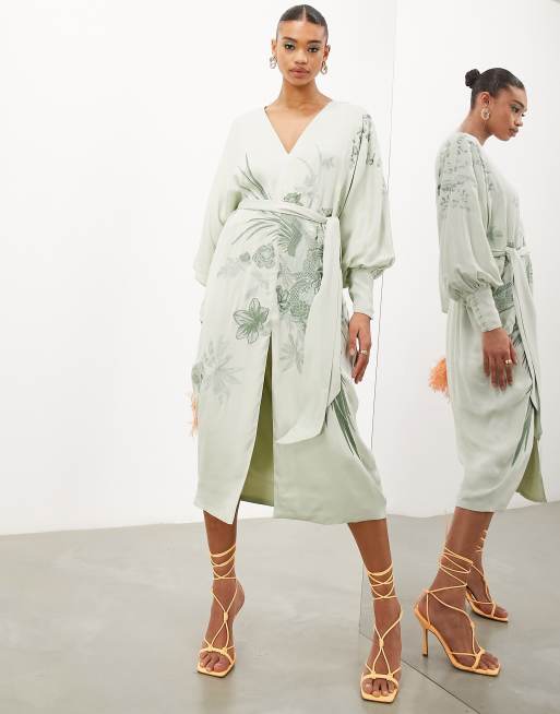  ASOS Edition – Szałwiowozielona satynowa sukienka midi z dekoltem w szpic i paskiem w haftowany wzór