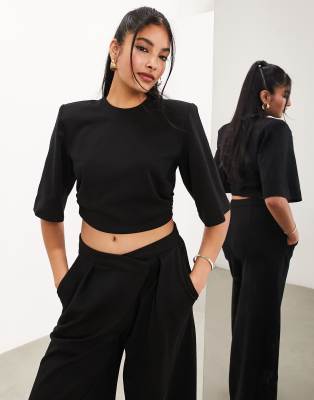 ASOS EDITION - T-Shirt aus hochwertigem Jersey in Schwarz mit kurzem Schnitt und Schulterpolstern