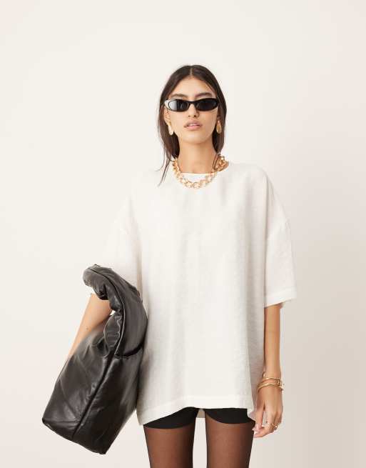 ASOS Edition – Teksturowany T-shirt o pudełkowym kroju z tkaniny w kolorze kości słoniowej