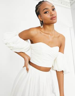 ASOS Edition - Top a pieghe con spalle scoperte in lino color avorio