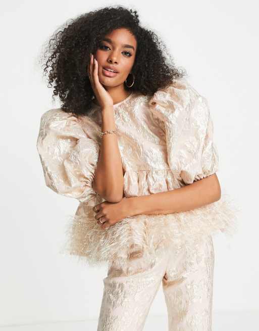ASOS EDITION - Top à smocks en jacquard métallisé avec ourlet à franges scintillantes - Blush