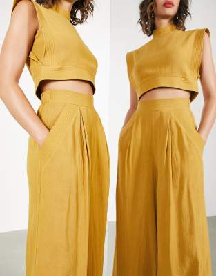 ASOS Edition - Top senza maniche con dettagli cuciture color senape