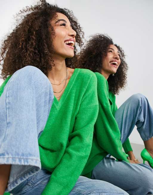 ASOS EDITION - Trui met V-hals in felgroen