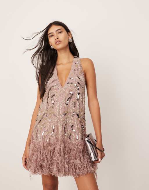 ASOS EDITION - Vestito corto color prugna con scollo profondo decorato con piume sintetiche sul fondo