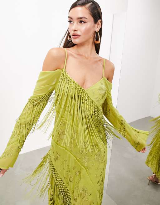 ASOS Edition Vestito lungo a maniche lunghe con taglio sbieco e ricami floreali verde oliva con frange