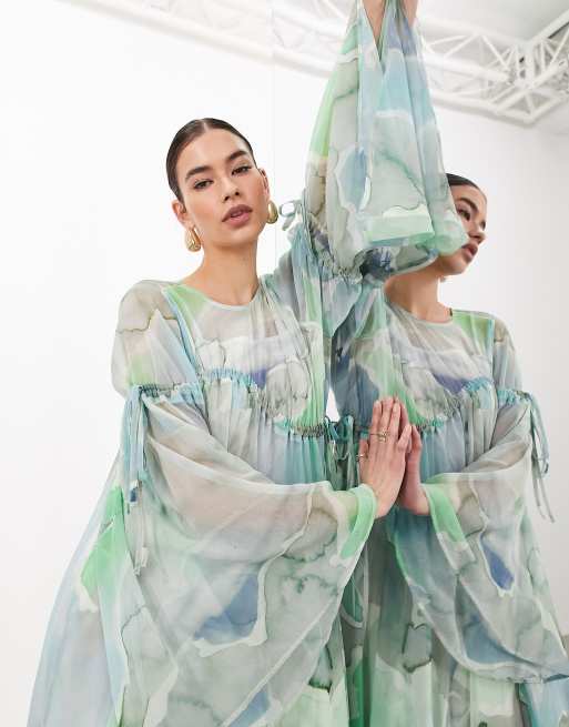ASOS EDITION - Vestito lungo a maniche lunghe in chiffon con dettagli raccolti e stampa blu acquerello, 2 di 4