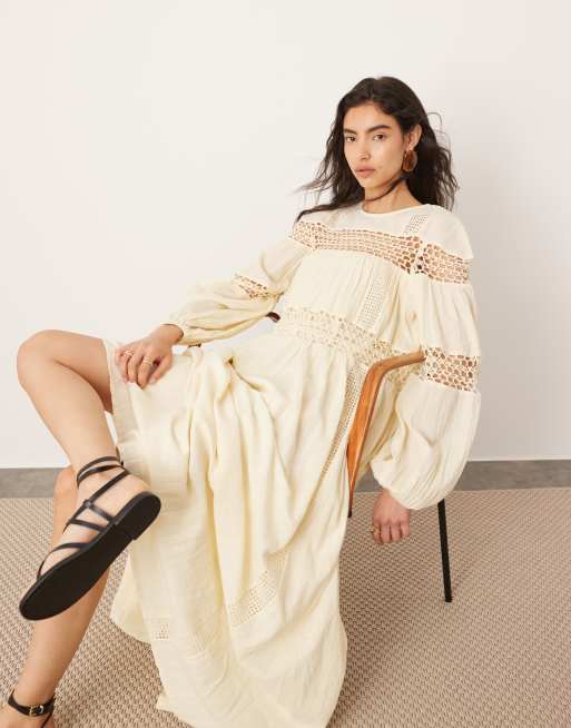 ASOS EDITION - Vestito lungo a trapezio color latticello con maniche a campana, vita scesa e finiture all'uncinetto