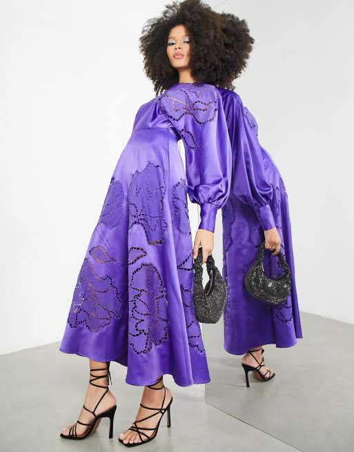 ASOS EDITION - Vestito midi in raso viola a maniche lunghe con dettagli effetto pizzo sangallo