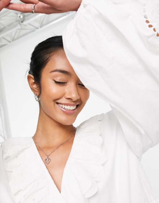 ASOS EDITION – Vit smockad topp med omlottdesign och volangkrage i broderie anglaise, 2 av 4