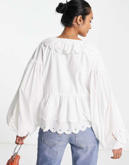 ASOS EDITION – Vit smockad topp med omlottdesign och volangkrage i broderie anglaise, 3 av 4