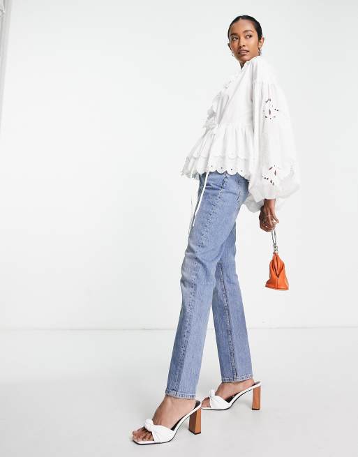 ASOS EDITION – Vit smockad topp med omlottdesign och volangkrage i broderie anglaise, 4 av 4