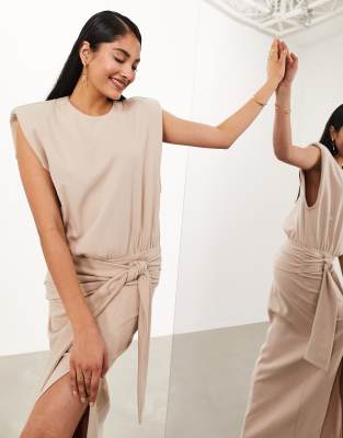 ASOS EDITION - Wadenlanges Kleid aus strukturiertem Jersey in Mokka mit Schulterpolstern und Knotendetail-Neutral