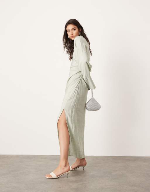 ASOS EDITION - Zachte hoogsluitende maxi jurk met gerimpeld detail en uitsnijding aan de achterkant in licht saliegroen