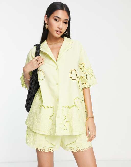 ASOS Edition – Żółta koszula o pudełkowym kroju z krótkimi rękawami i haftowanym wzorem