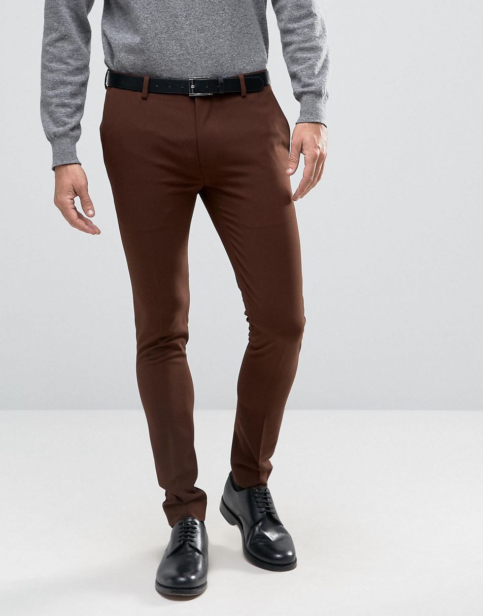 Черные брюки с коричневым ремнем