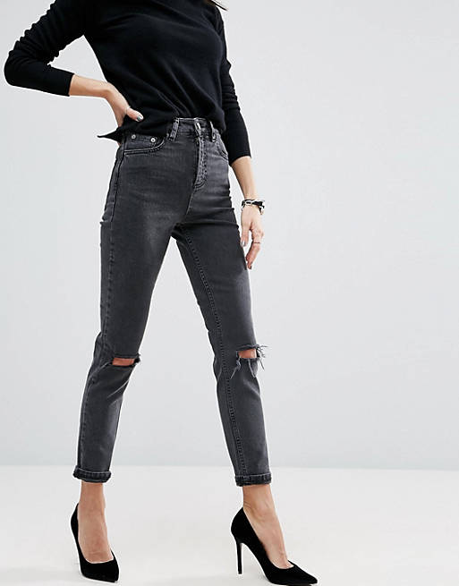 ASOS – Farleigh – Schmal geschnittene Mom-Jeans mit hoher Taille in verwaschenem Schwarz mit Rissen am Knie