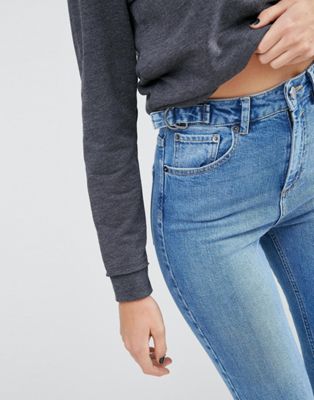 ASOS - FARLEIGH - Smalle mom jeans met een mooie mid-wash, zijriempjes en split in de zoom-Blauw