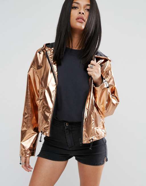 ASOS – Festival – Kurzer Regenmantel in Metallic-Optik