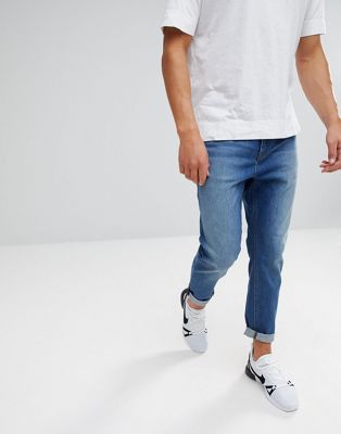 ASOS - Jeans met smaltoelopende pijpen en blauwe mid-wash