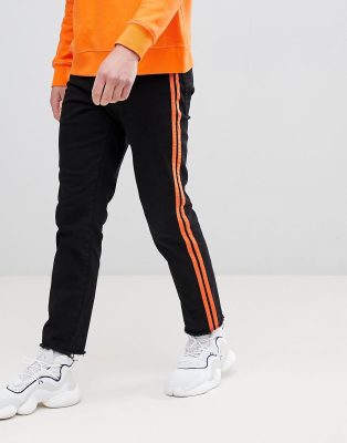 ASOS Knochellange schmale Stretch Jeans in Schwarz mit seitlichen Streifen in Orange ASOS