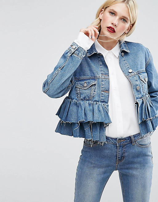ASOS – Kurze Jeansjacke mit Rüschensaum in mittelblauer Waschung