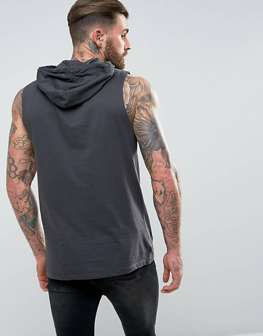 ASOS – Lang geschnittenes, ärmelloses T-Shirt mit Kapuze, Zahlenprint und  Bauchtasche | ASOS