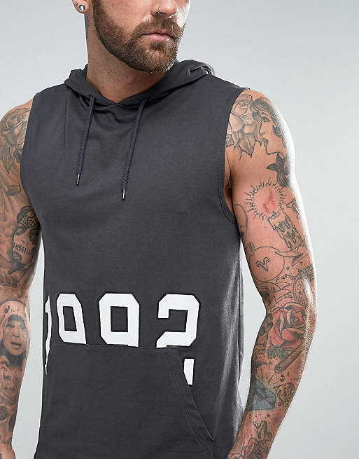 ASOS – Lang geschnittenes, ärmelloses T-Shirt mit Kapuze, Zahlenprint und  Bauchtasche | ASOS