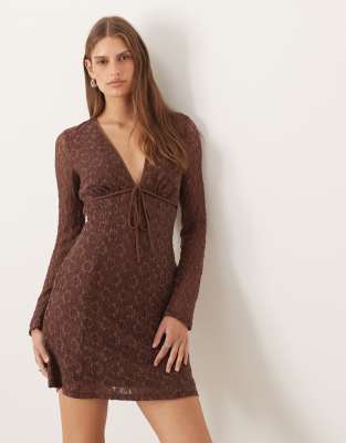 ASOS - Langärmliges Minikleid aus Spitze in Schokobraun mit tiefem Ausschnitt und Bindebändern-Brown