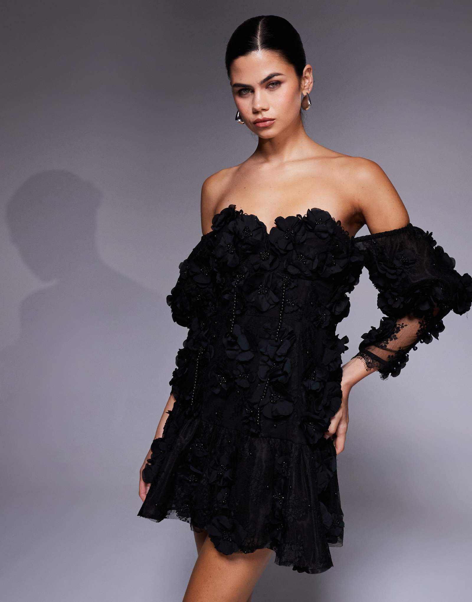 РОСКОШНОЕ черное мини-платье ASOS с открытыми плечами и пышными рукавами, украшенное 3D-цветами