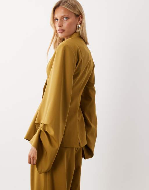 ASOS LUXE - americana con detalle de manga plisada en mostaza, 2 de 4