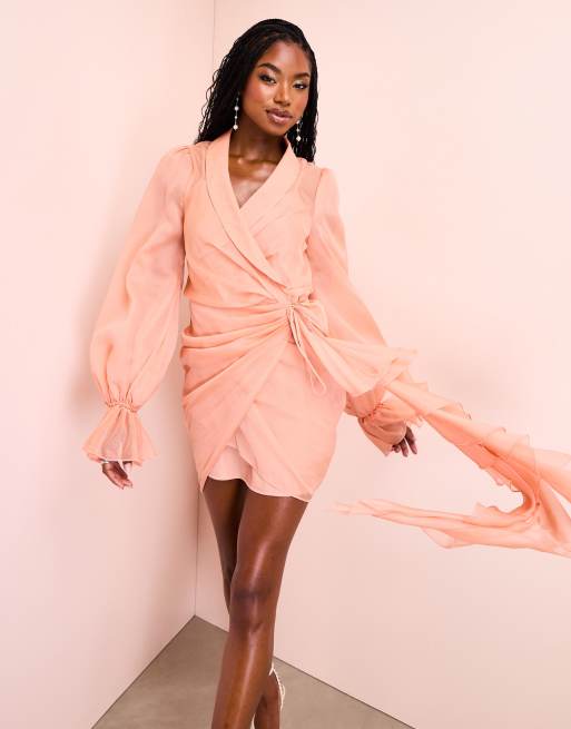ASOS LUXE – Aprikosfärgad miniklänning i chiffong med volang och omlottdesign 