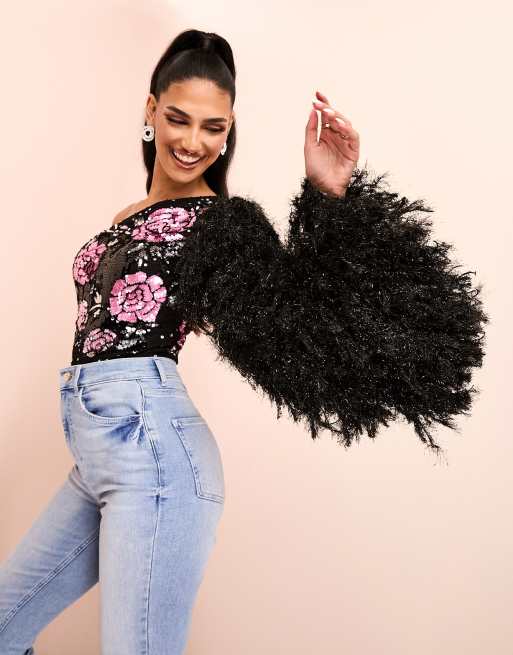 ASOS LUXE - Asymmetrisk oneshoulder-bodystocking med udsmykning og ærme med kunstige fjer i sort og pink