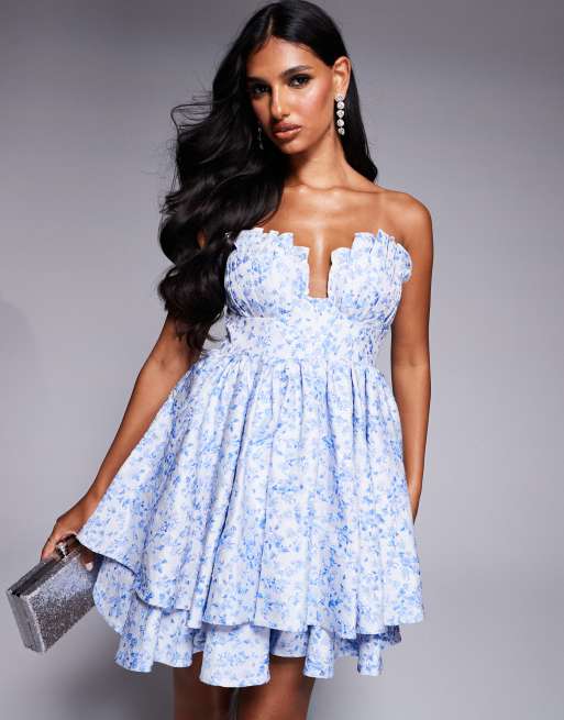 ASOS LUXE - Babydoll-minikjole med bandeau-snit, plisseret bryst og blåt blomstermønster i jacquard