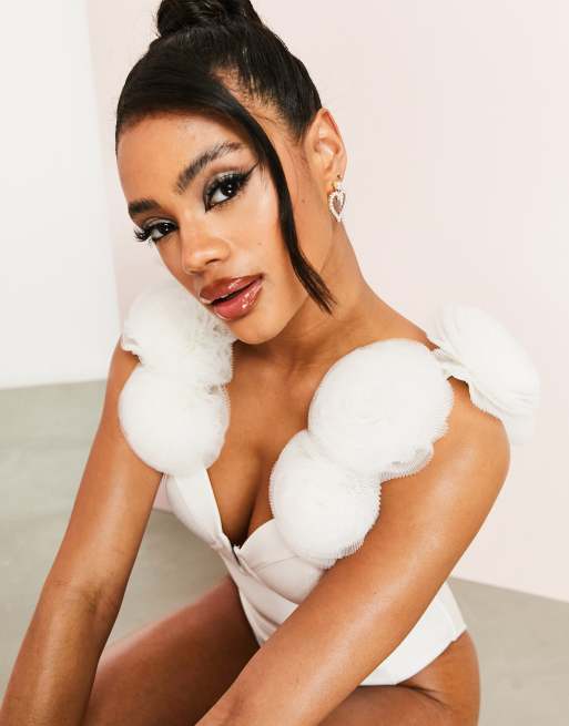 ASOS LUXE – Badeanzug in Weiß mit Carmenausschnitt und Tüll-Verzierung an den Trägern, 3 von 4