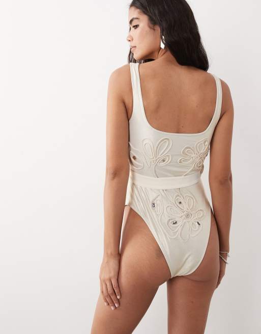 ASOS LUXE - Bañador blanco con diseño floral Cornely y cinturón, 4 de 4