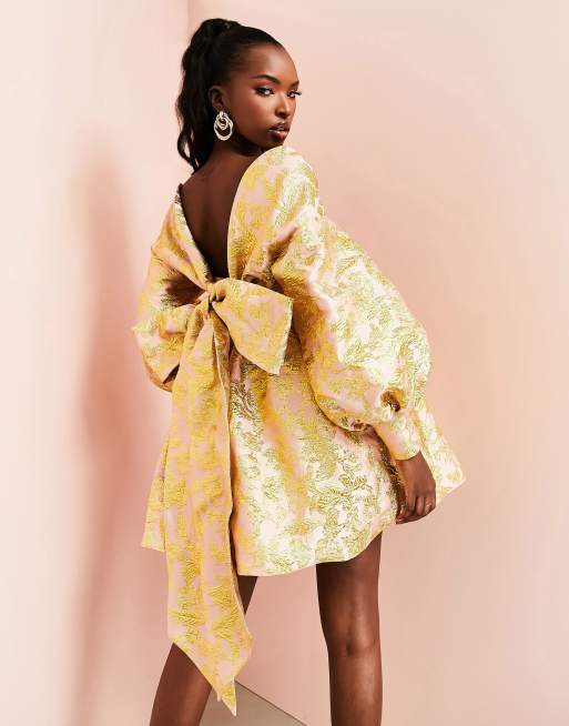 ASOS LUXE - Bardot - Vestito corto stile babydoll color oro jacquard con maniche a sbuffo