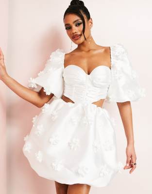 ASOS Luxe – Biała zdobiona kwiatami 3D sukienka mini z gorsetową górą z dekoltem w serce i bufkami