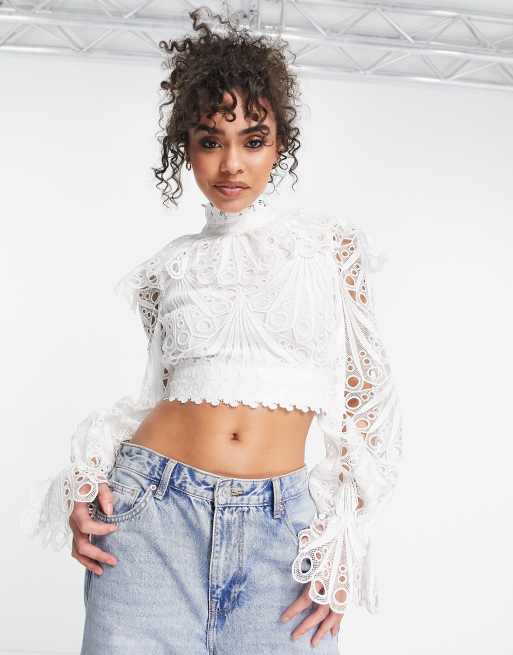 ASOS LUXE – Biały top z ażurowym haftem i falbanką przy dekolcie, część zestawu