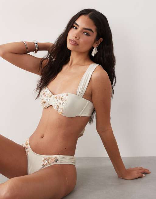 ASOS LUXE - Bikinitopje en broekje met parelmoeren schelpdetail in wit, 3 van 3