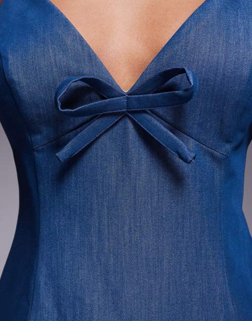 ASOS LUXE – Blå miniklänning i chambray-tyg med rosettdetalj och kontrastfärgad poplinkjol, 4 av 4