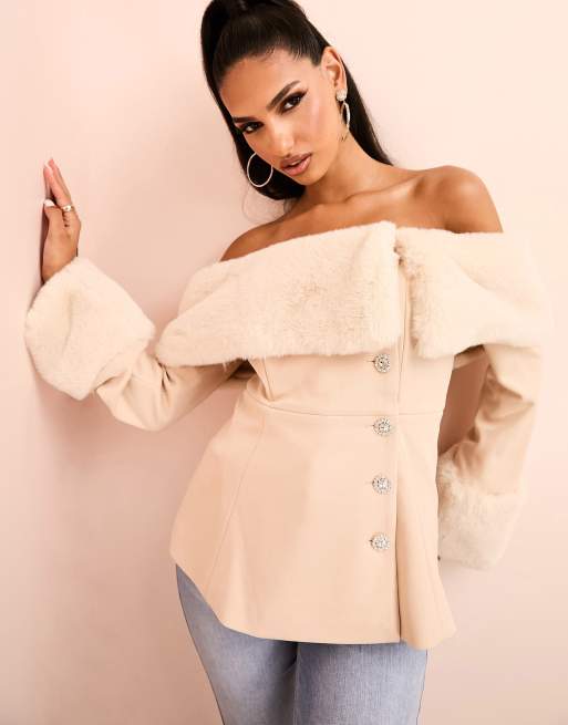 ASOS LUXE - Blazer a spalle scoperte color cammello con bottoni in perla e dettagli in pelliccia sintetica