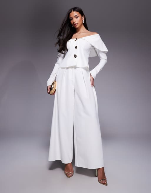 ASOS LUXE - Blazer con spalle scoperte e dettaglio in metallo color oro e pantaloni sartoriali con fondo ampio color avorio