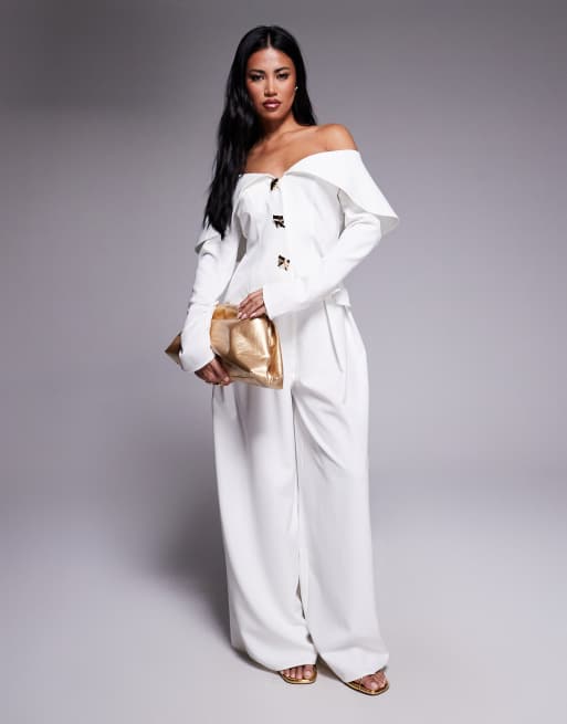 ASOS LUXE - Blazer con spalle scoperte e dettaglio in metallo color oro e pantaloni sartoriali con fondo ampio color avorio