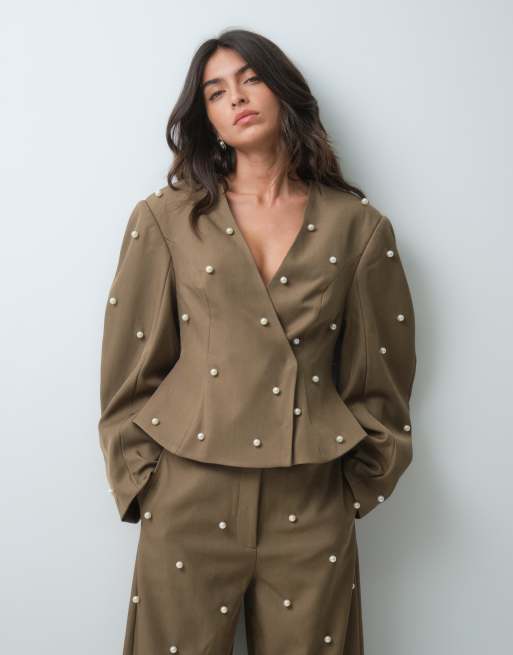 ASOS LUXE – Set in Khaki, bestehend aus perlenbesetztem Blazer mit eiförmigen Ärmeln und eleganter Hose, 2 von 3