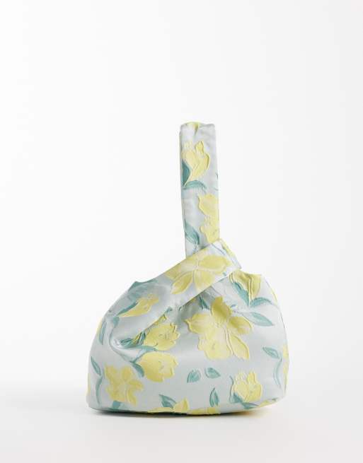 ASOS LUXE - Conjunto amarillo y azul de vestido largo plisado con escote palabra de honor y bolso clutch flexible con asas entrelazadas de jacquard, 2 de 3